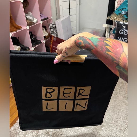 Berlin Black and Tan Tote Bag NWOT. - Picture 6 of 6